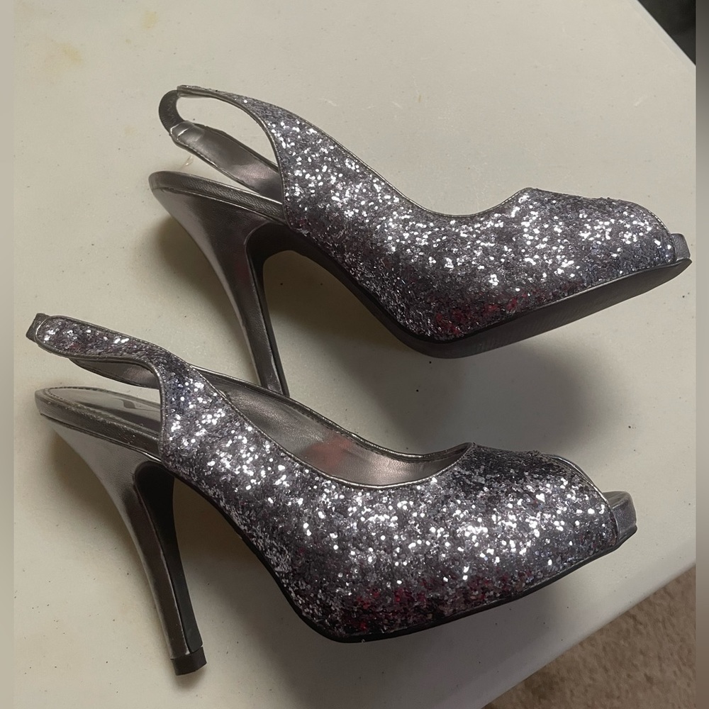 Size 8 dark silver glitter pumps